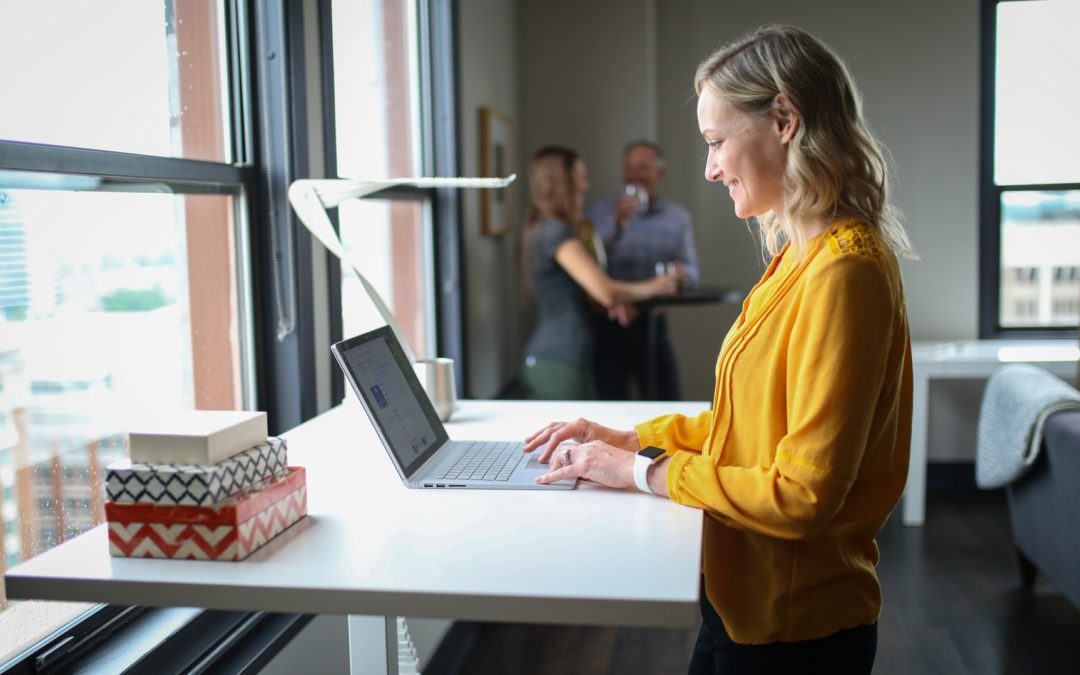 4 Health Benefits of Incorporating Standing Desks into Your Space