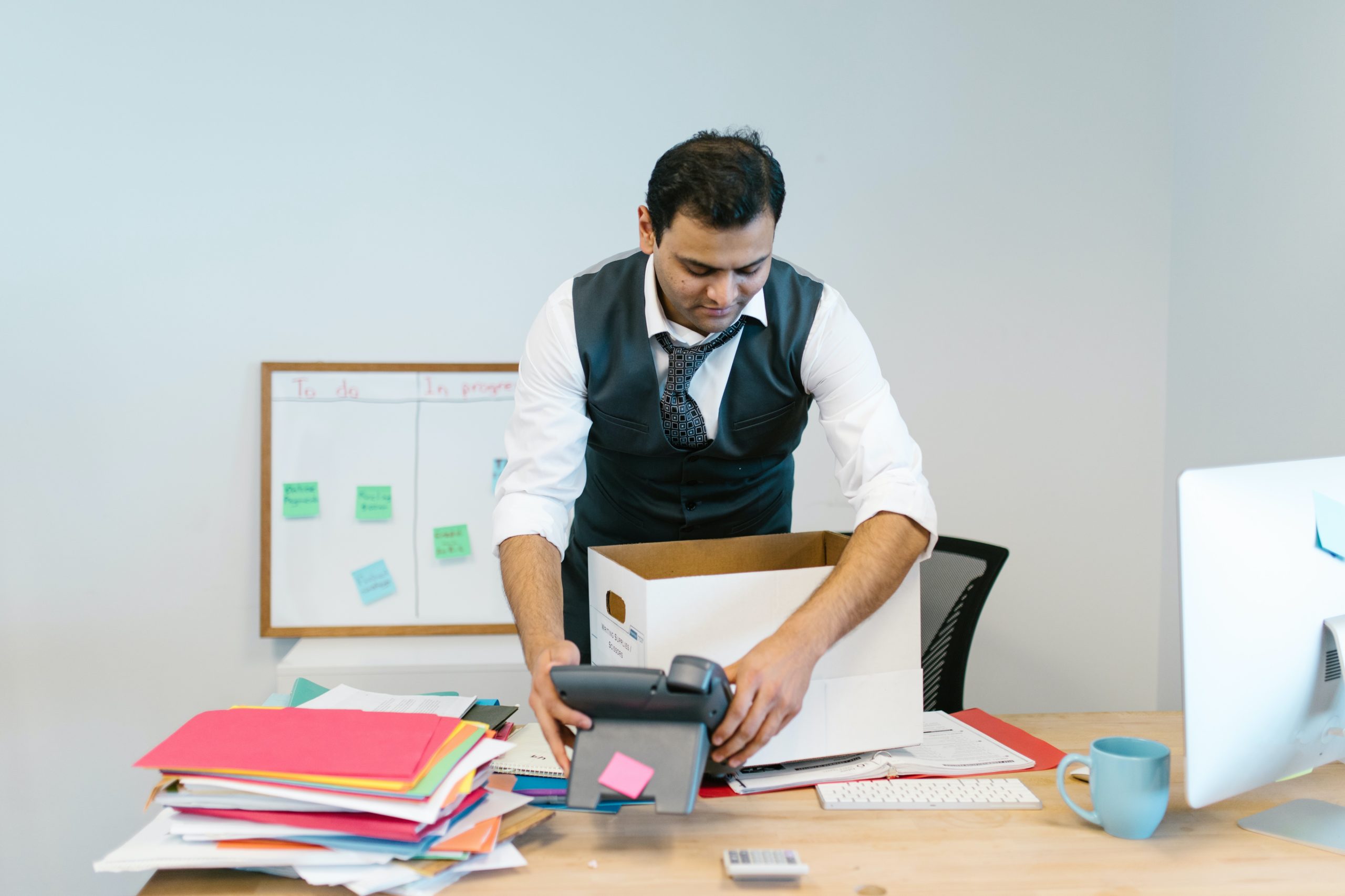 4 Tips to Decluttering Your Desk for Better Productivity